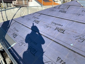 屋根全体に防水シートを敷いた状態