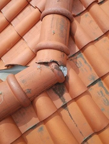 漆喰がなくなっている棟の継ぎ目