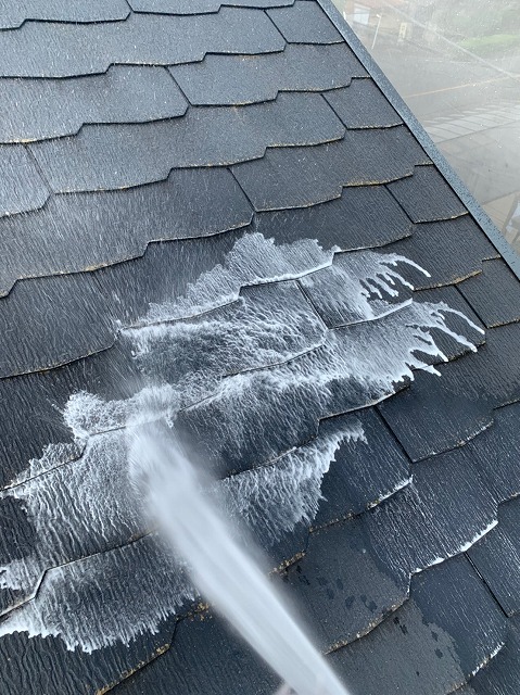 屋根洗浄の様子