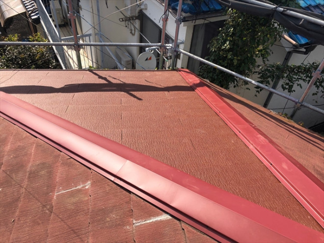 仕上げに棟板金を設置して部分的な屋根葺き替え工事が完了