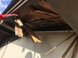 軒天のベニヤ板が剥がれています