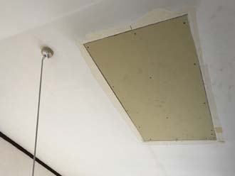 天窓を内側から塞ぐ