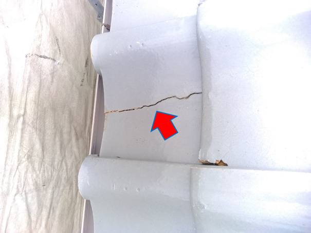 三島市瓦屋根ひび割れ