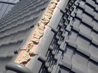 棟の冠瓦が飛散