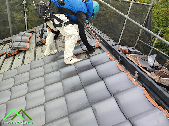 瓦を一列並べます