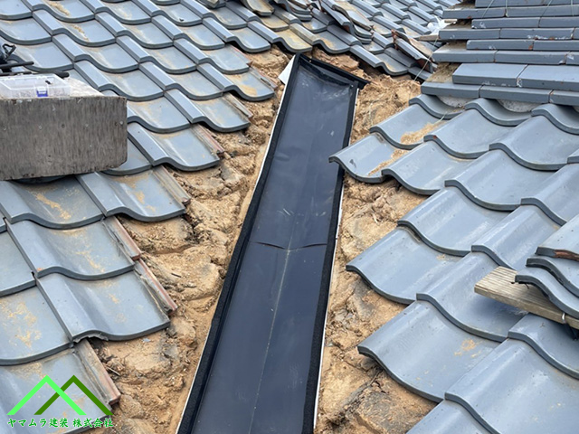谷樋取り付けと水密材