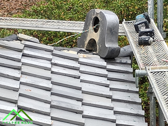 鬼瓦を縛っていきます