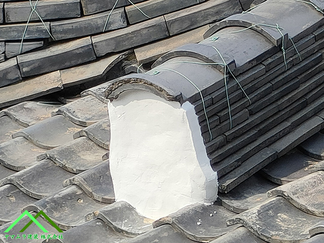 屋根漆喰を塗ります