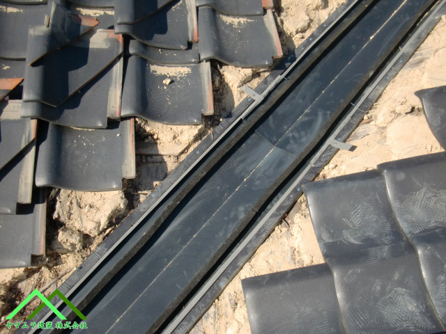 東浦町　【屋根瓦修復工事】谷樋交換後の瓦を丁寧に復旧・固定しました