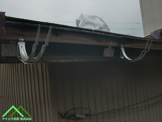 新しい樋吊りを設置