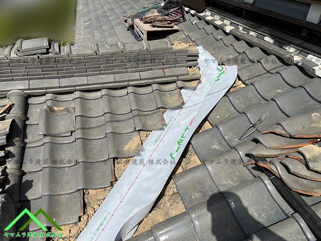 ルーフィングを貼ります