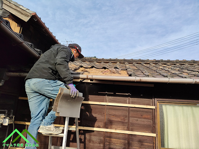 一枚ずつ瓦を降ろします