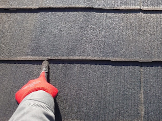 スレートの端に雨が溜まり変色してしまっている