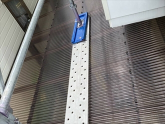 屋根の上に足場を仮設する際にはルーフベースを取り付けてから行います