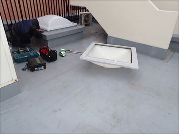 新しいポリカドームを天窓に取り付ける