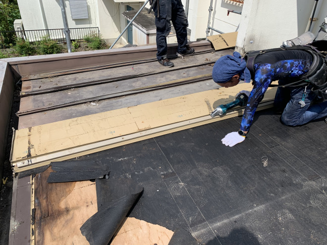 春日井市の雨漏り修理、既存屋根撤去