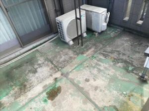 バルコニー床を清掃