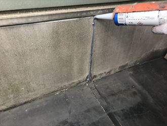 立ち上がり部の目地にシーリング材を充填