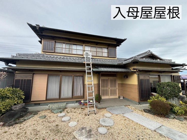 名古屋市守山区にて入母屋屋根の無料点検。谷板金が劣化により錆び穴が開いていました