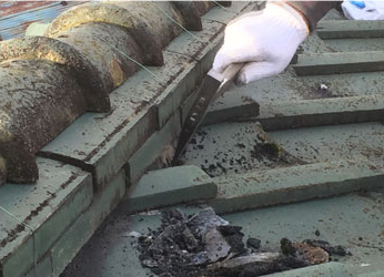 古くなった漆喰を取り除きます