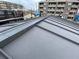 棟の面戸はデコルーフを立ち上げて施工