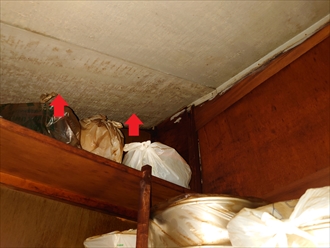 雨漏りによって天井の仕上げ材が腐食していました