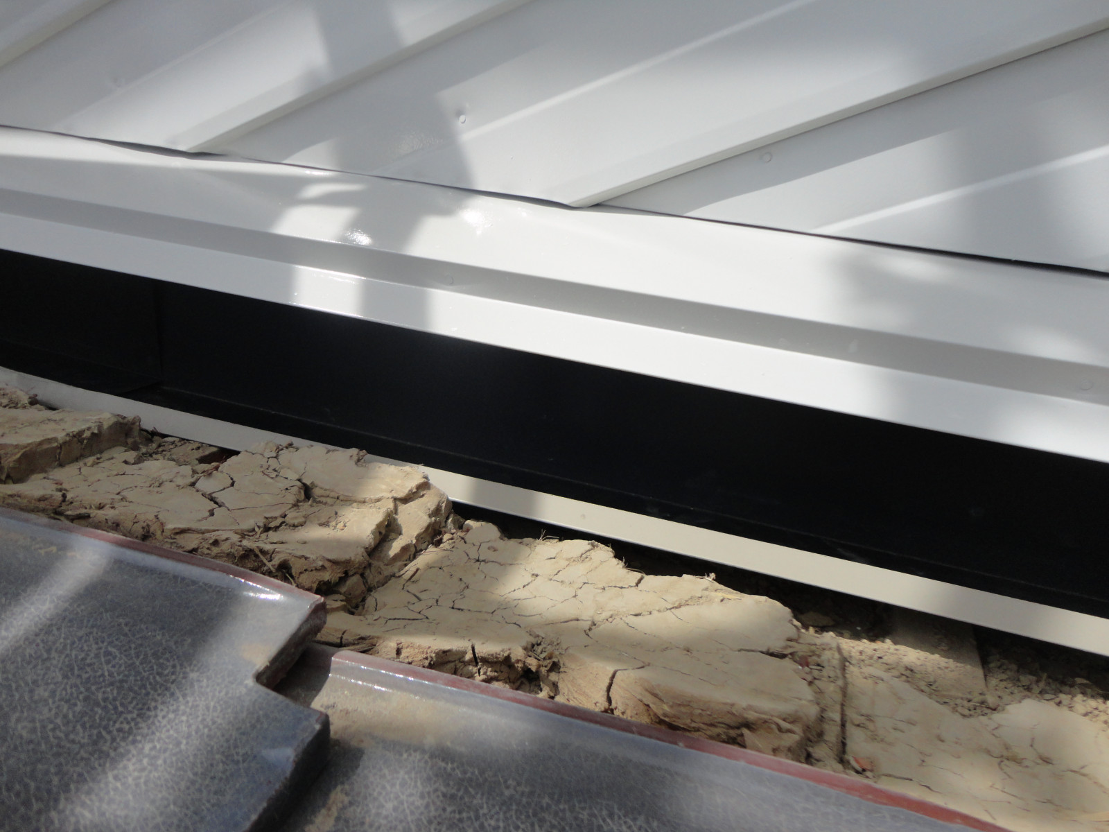 守山区の瓦の下に水切りを施工した様子