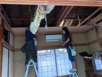 天井を張り替えていきます