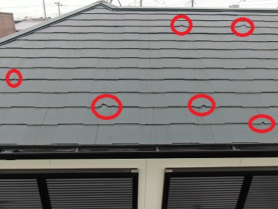 屋根の写真です。複数個所で瓦が欠けたまま塗装されています。