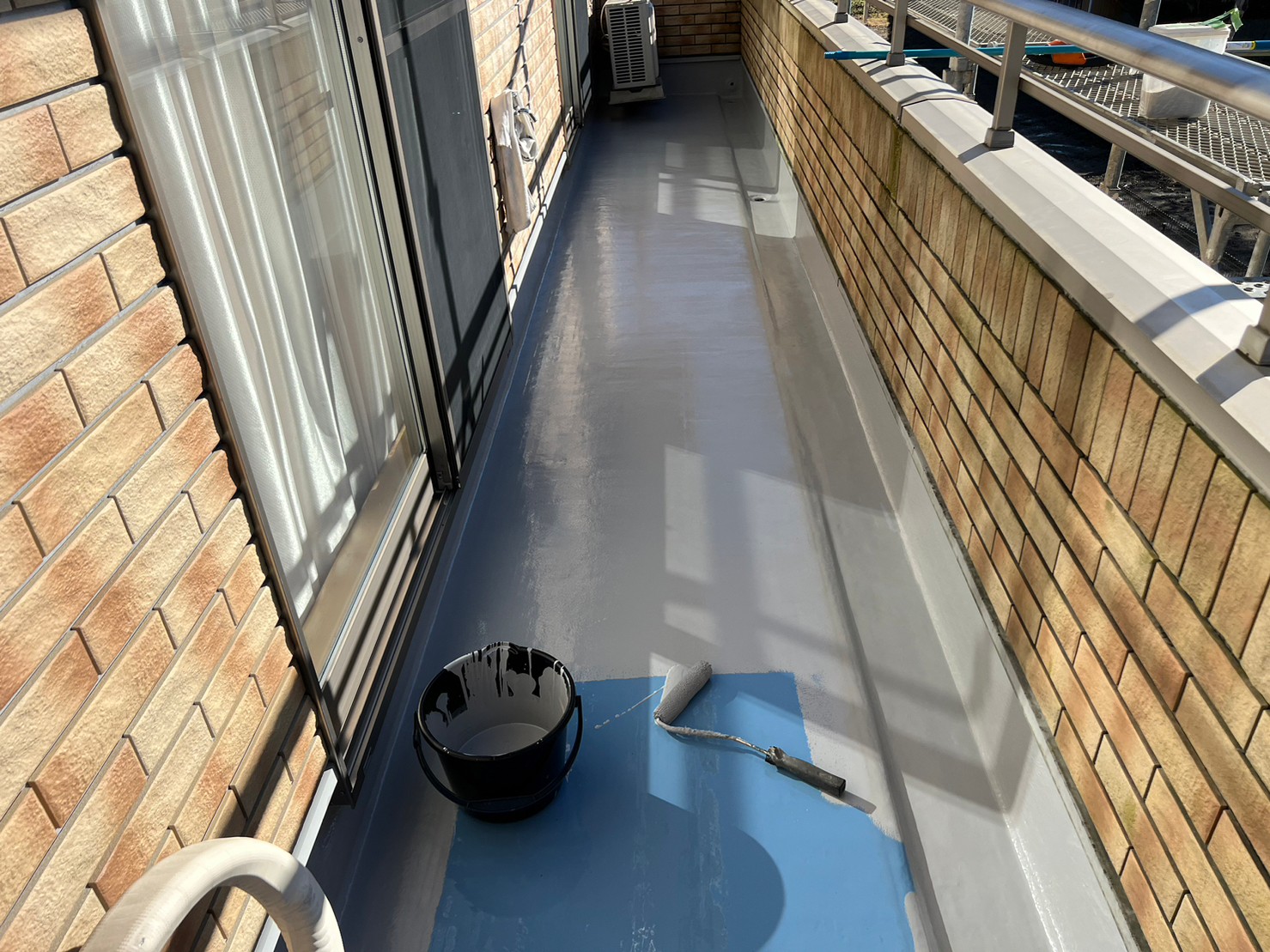 守山区のベランダトップコート塗布の様子