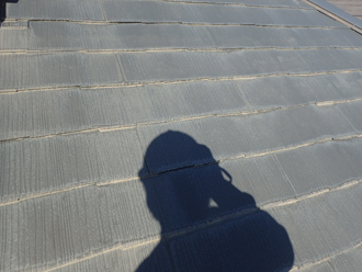 スレートには色褪せなどの経年劣化が目立ち始めています