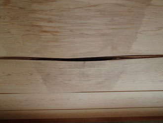 雨漏りによってたわんでしまった天井