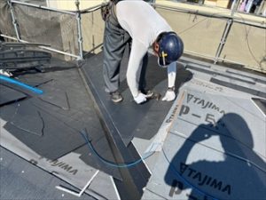 コロニアルグラッサで屋根を葺いていきます