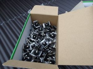 波板固定用の傘が付いたビス