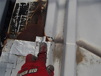 物置屋根の錆からひび割れが発生