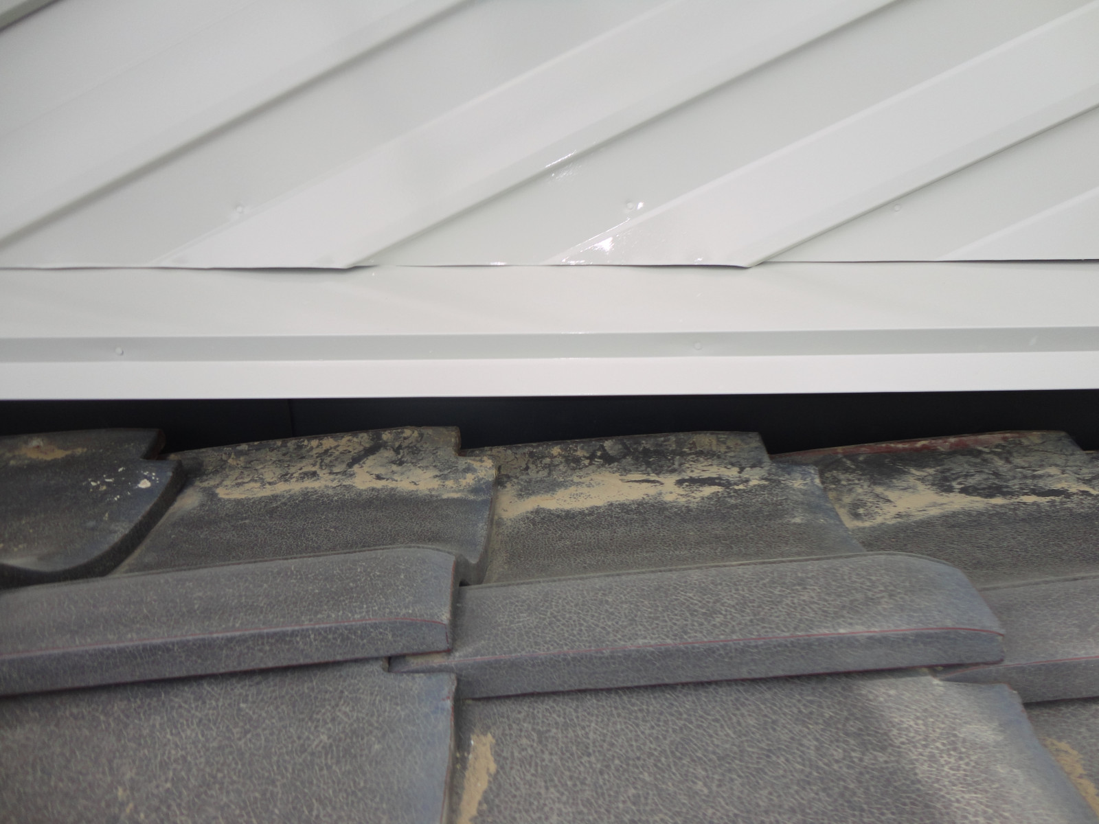 守山区で水切りの上に瓦を復旧している様子