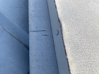 棟板金の釘を打ち直し