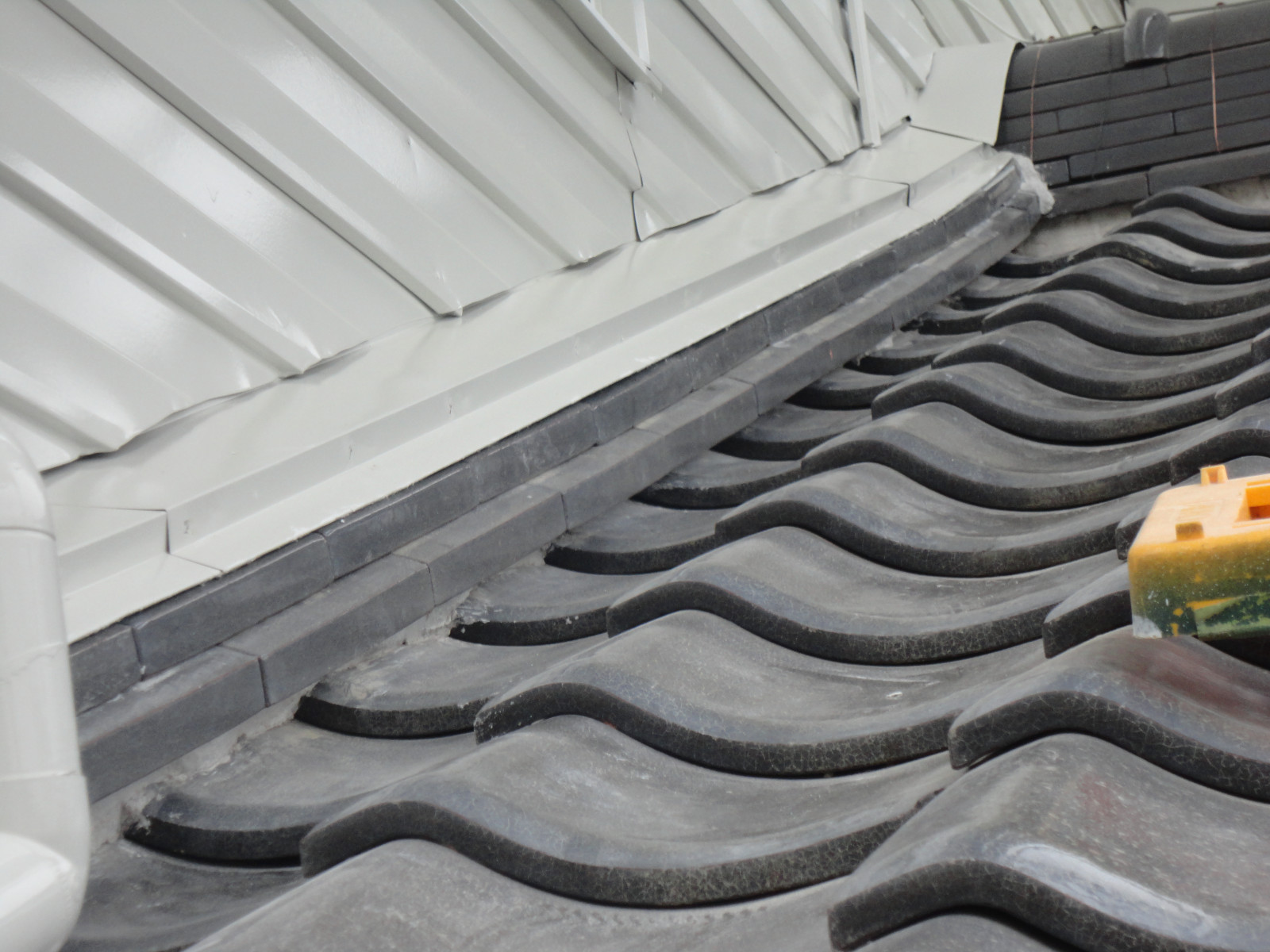 守山区の瓦　壁際の土井のしの様子