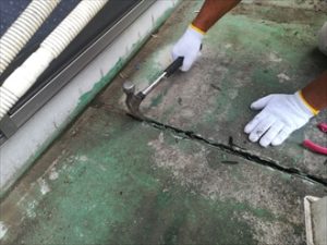 傷んだ目地のシーリング材も撤去