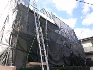 足場とメッシュシートを設置