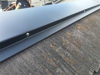 棟板金固定は側面打ち