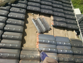 瓦の差し替え工事