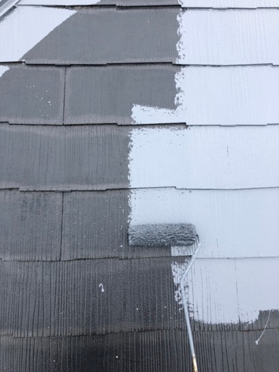 屋根の中塗りをしている様子