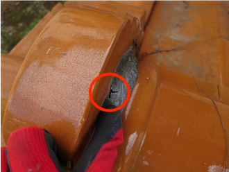 漆喰に穴が開いている