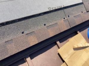 軒先から棟に向かってオークリッジスーパーを取り付けます