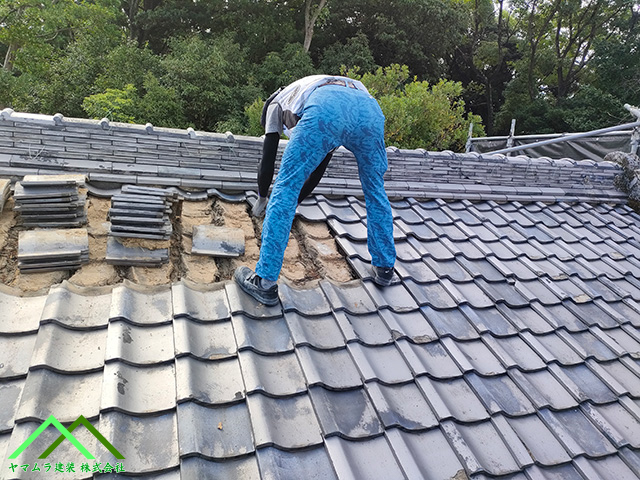 古い瓦を撤去