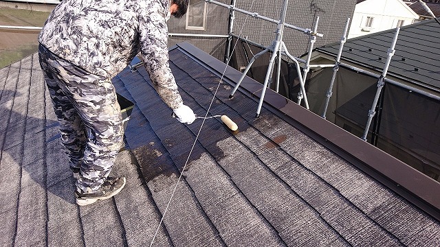 屋根の下塗り作業の様子