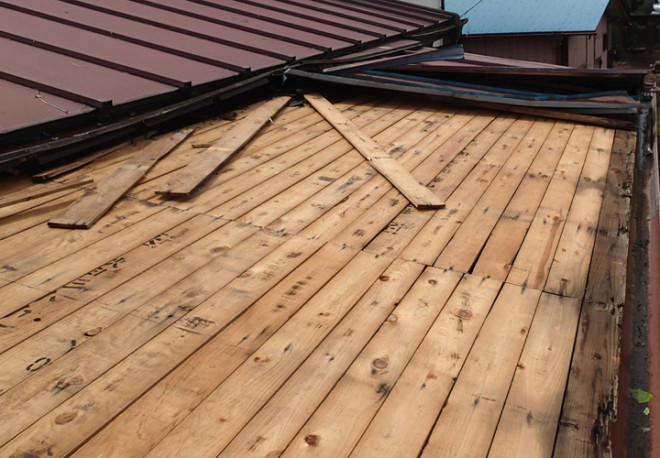 墨田区立花にて屋根が飛散し雨漏りが発生しているとのご相談をいただきました