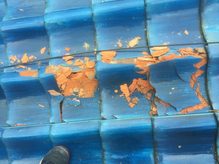 瓦が割れ欠片が散乱