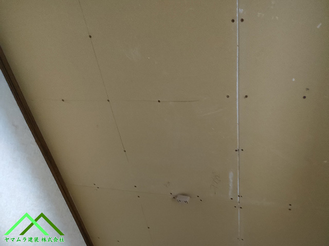 新しい天井ボードを取り付けます